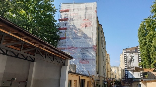 Mural z wizerunkami braci Krzemińskich, na razie kryjący się za rusztowaniem, będzie już drugim wielkoformatowym malowidłem w podwórzu przy ul. piotrkowskiej 120.