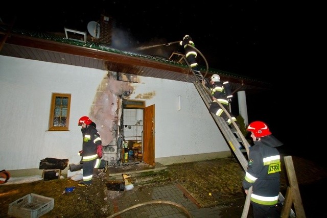 Pożar domu w Charzynie w pow. kołobrzeskim.