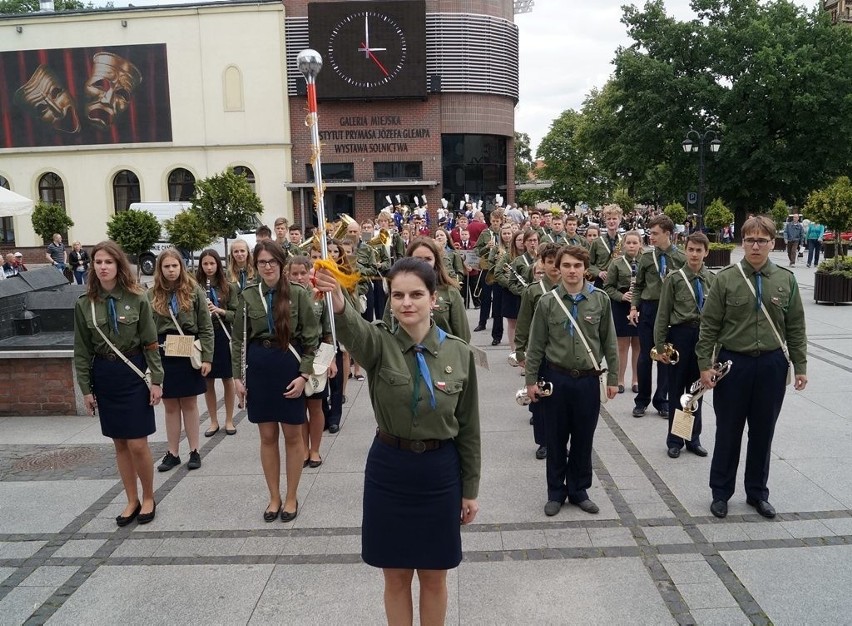 Rozpoczyna się przemarsz orkiestr spod inowrocławskiego...