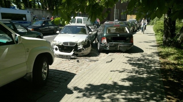 Lawetą uszkodził osiem aut przy Szkole Policji w Słupsku (wideo, zdjęcia)