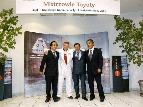 Artur Lejkowski wygrał ogólnopolski finał konkursu lakierniczego &quot;Toyoty&quot;. Na zdjęciu w towarzystwie Masato Kosugi (pierwszy z lewej), wiceprezydenta Toyota Motor Europe oraz Hiroshi Kono (pierwszy z prawej), prezydenta Toyota Motor Poland i Marka Romanowskiego (drugi z prawej), właściciela salonu Toyoty w Radomiu.