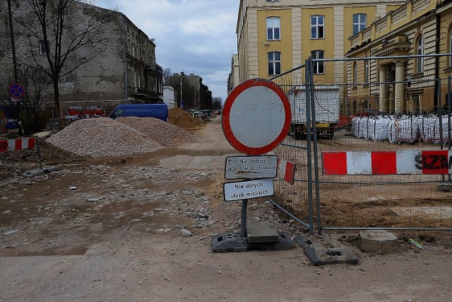 Remont ulicy Tuwima ostatnimi dniami nabrał rozpędu. Wytyczono już nowy szlak jezdni, kładzione są piękne szerokie chodniki. Nareszcie można już zobaczyć jak cała ulica będzie wygładała po zakończeniu prac modernizacyjnych. Sama jezdnia chyba trochę się zwęziła, przybyły zatoczki na przystanki autobusowe. Szara kolorystyka nowych szerokich chodników ładnie komponuje się z otoczeniem.