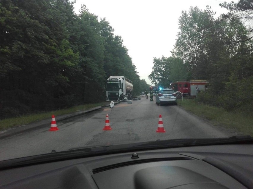 Groźny wypadek w Bolesławiu. Ciężarówka zderzyła się z samochodem osobowym. Jedna osoba ranna