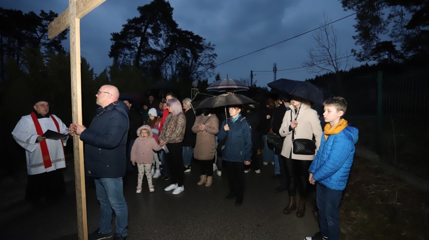 Droga Krzyżowa śladami Miłosiernego Zbawiciela przeszła ulicami Wiśniówki w powiecie kieleckim. Rozważania przygotował ksiądz Marek Blady