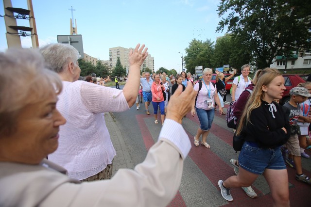 Pielgrzymka Zagłębiowska 2018 na Jasną Górę ZOBACZ ZDJĘCIA Tuż po mszy w Sanktuarium Polskiej Golgoty Wschodu na os. Syberka w Będzinie, pielgrzymi wyruszyli na Jasną Górę do Częstochowy. To największa zagłębiowska pielgrzymka. ZOBACZCIE ZDJĘCIA