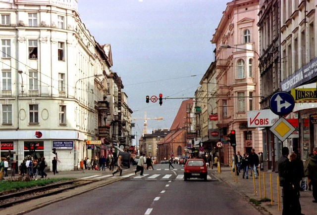 Ulica Święty Marcin to wizytówka Poznania. To miejsce w ostatnich latach bardzo się zmieniło. Postanowiliśmy przypomnieć, jak ta wyjątkowa ulica wyglądała przed laty. Zapraszamy w podróż w czasie. Dzięki niej zobaczycie, jak niegdyś prezentowała się wizytówka Poznania - na zdjęciu Święty Marcin w 200 roku.Przejdź do kolejnego zdjęcia --->