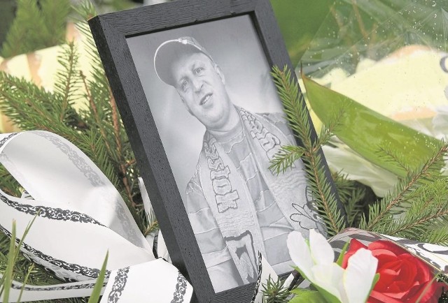 Rodzina, sąsiedzi, znajomi i kibice Jagiellonii pożegnali Pawła Klima na cmentarzu w Karakulach.