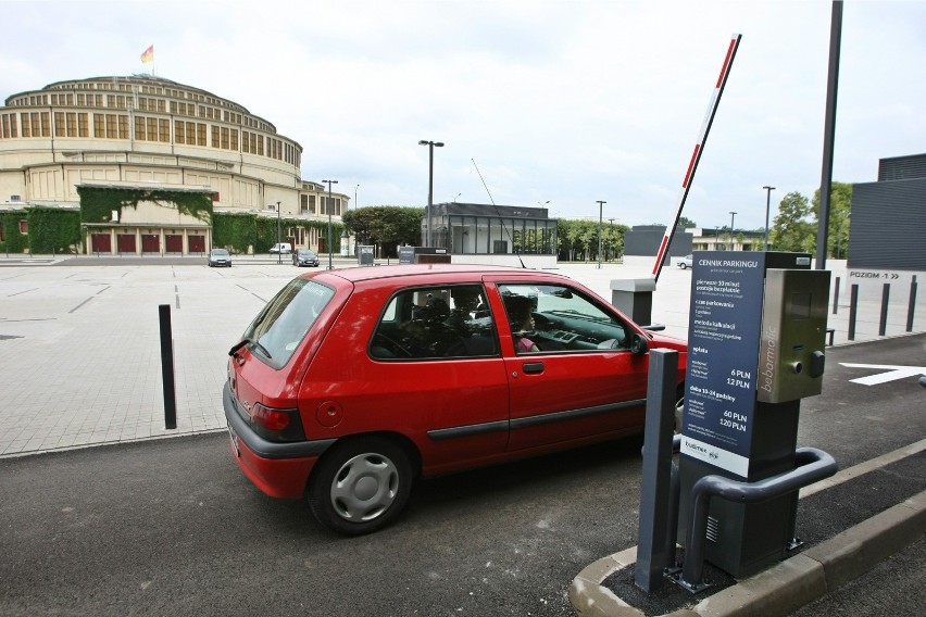 Parking przy Hali Ludowej zbudowała firma Budimex. Zarabia...