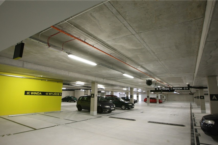 Parking przy Hali Ludowej zbudowała firma Budimex. Zarabia...
