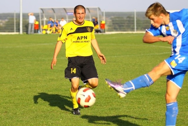 Maciej Miga (żółta koszulka) z dobrej strony pokazał się w sparingu Małejpanwi Ozimek i być może zasili beniaminka IV ligi.