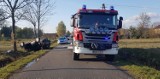 Groźny wypadek koło Bełchatowa. Auto dachowało w przydrożnym rowie. Dwie osoby ranne