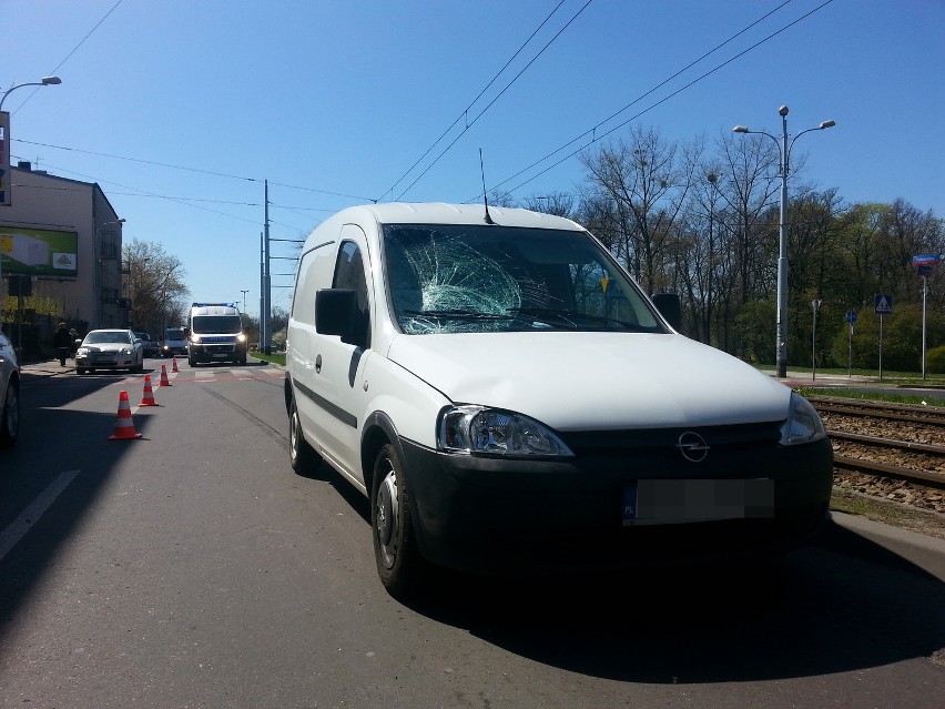 Wypadek na Pabianickiej w Łodzi. Kierowca opla potrącił kobietę na przejściu dla pieszych [ZDJĘCIA] 