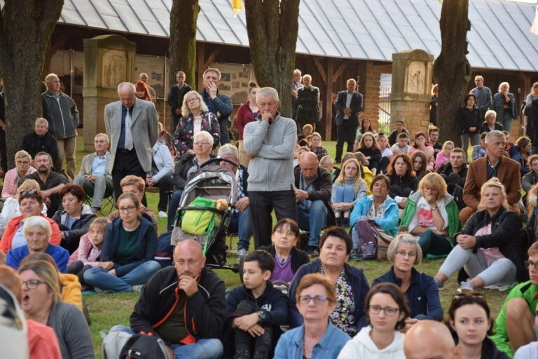 Uroczystości pielgrzymkowe w Sulisławicach. Setki wiernych z całej diecezji na placu przed Sanktuarium [DUŻO ZDJĘĆ]