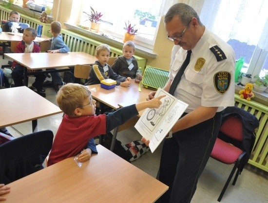 Od strażników dzieci dostały m.in. książki przypominające o zasadach bezpiecznego zachowania.