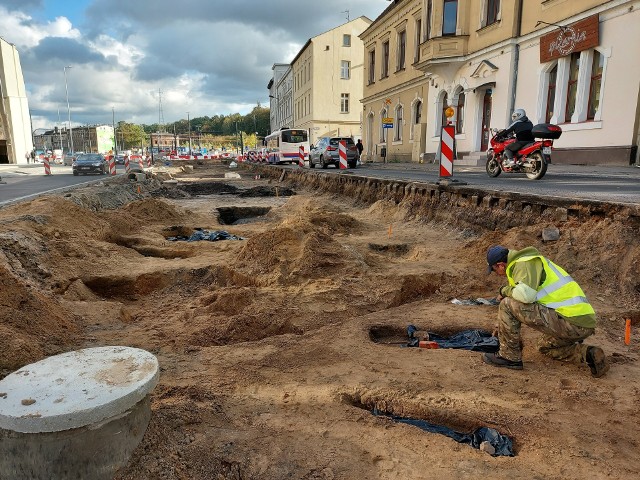 W ostatnich dniach w pasie zieleni na wysokości ul. Zbożowy Rynek 2, archeolodzy niespodziewanie natrafili na pochówki z czasów wczesnego średniowiecza (ok. X-XII wiek).