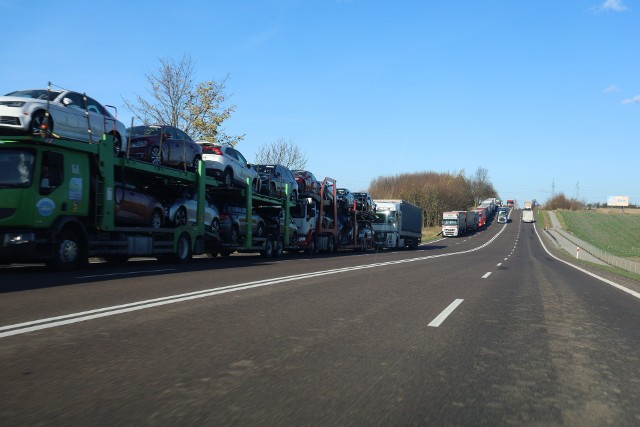 Ciężarówki w Przemyślu i drodze dojazdowej do tego miasta, czekające na odprawę graniczną na przejściu w Medyce.