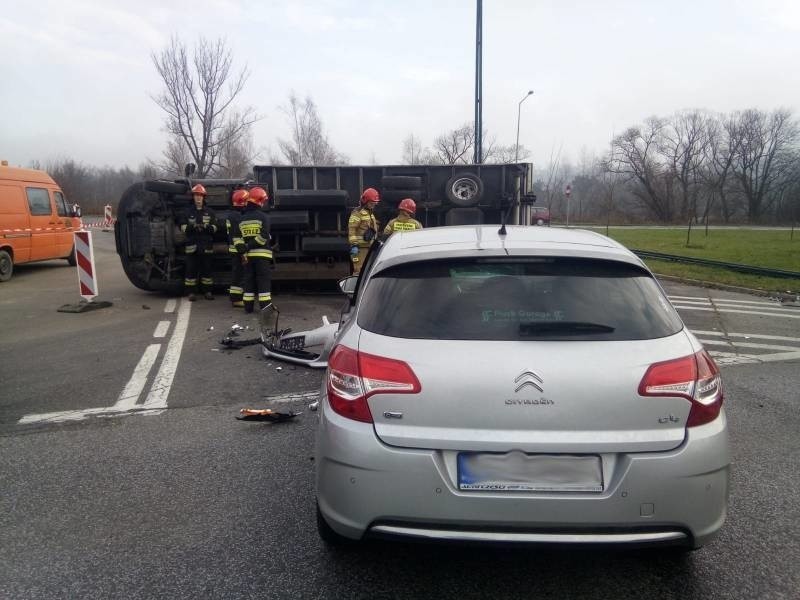 Nowy Sącz wypadek. Zderzenie samochodu dostawczego z osobowym na ul. Piłsudskiego [ZDJĘCIA]