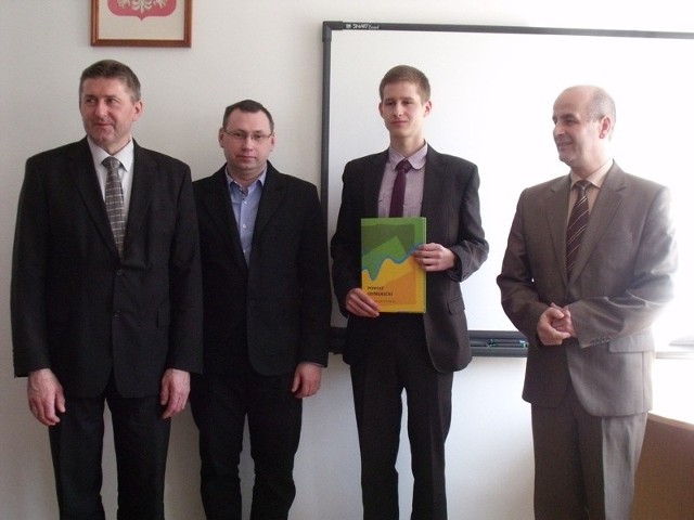 Paweł Polakowski (drugi z prawej) otrzymał nagrodę za godne reprezentowanie powiatu na mistrzostwach Polski