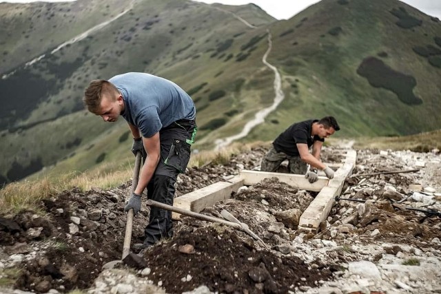 Roboty przy remoncie szlaków w Tatrach Zachodnich
