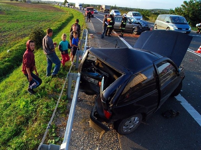 Rozbity tył suzuki po tym wjechał w niego volkswagen passat.