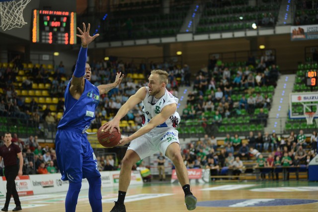 Łukasz Koszarek (obok Darrell Harris) zaliczył w meczu z AZS-em aż 12 asyst