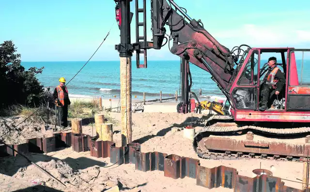 Na zdjęciu widać roboty prowadzone na samej przystani, tuż przy stanowiskach rybaków, w których ryba przygotowywana jest do sprzedaży. Inwestycja obejmuje również budowę mola