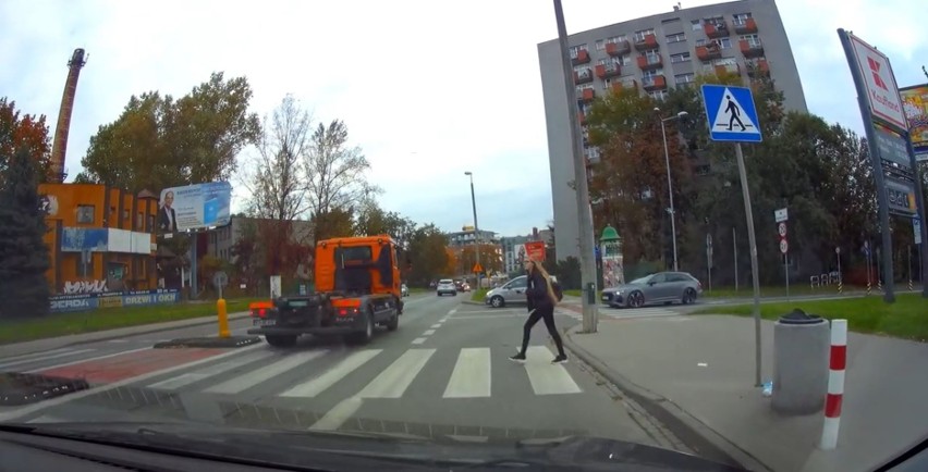 Kraków. Pojazd MPO łamie jeden z najważniejszych przepisów ruchu drogowego [FILM]