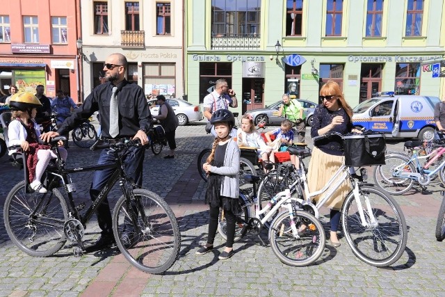 W sobotę (19 maja) ulicami Torunia przejechała Elegancka Rowerowa Masa Krytyczna! Cykliści wystartowali o godz. 16:00 z Rynku Nowomiejskiego. Trasa przejazdu miała niecałe 14 kilometrów. Rowerzyści pojechali na Rubinkowo, przejechali m.in. ulicami Sobieskiego, Łyskowskiego i Szosą Lubicką a finisz tradycyjnie był pod pomnikiem Kopernika.Na uczestników czekały konkursy z nagrodami. Wybrana została najbardziej szykowna rowerzystka i najbardziej elegancki rowerzysta, a także najwytworniejsza para.