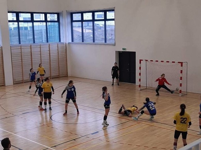 Handball (niebieskie stroje) pokonał kolejnego rywala w 2 ligowych rozgrywkach.