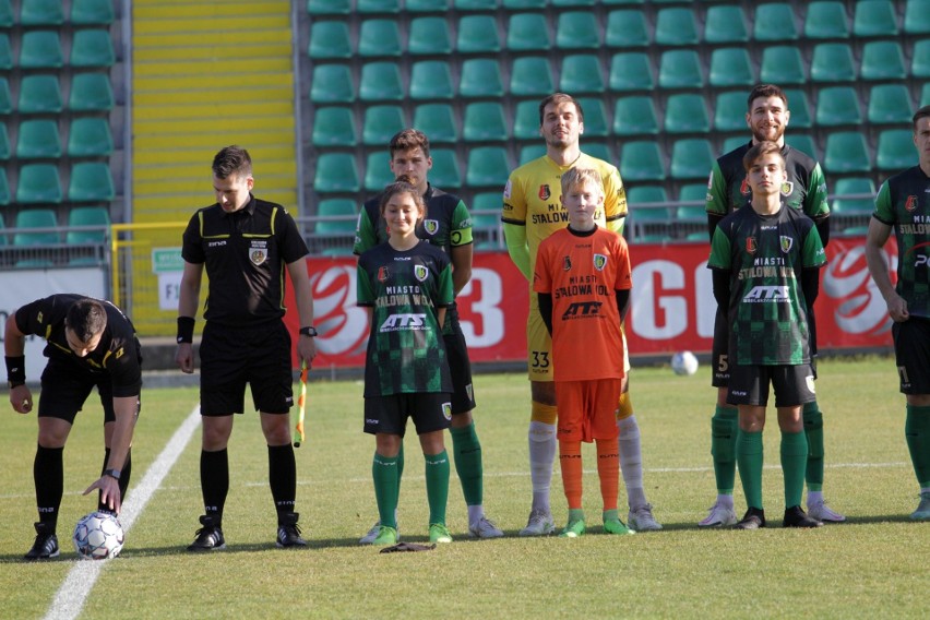 Piłkarze Stali Stalowa (zielono-czarne stroje) pokonali...