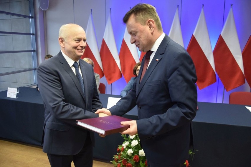 Minister Mariusz Błaszczak wręcza burmistrzowi Marianowi...