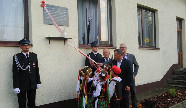 Tablicę pamiątkową na remizie w Bebelnie odsłoniły władze samorządowe powiatu i gminy Włoszczowa wraz z dziećmi.