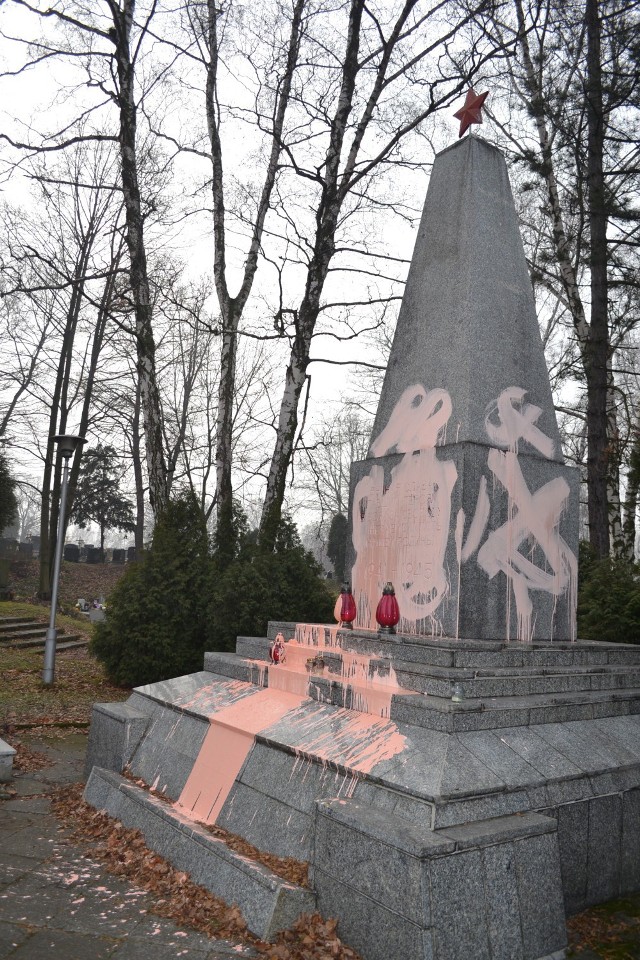 Zdewastowano pomnik żołnierzy radzieckich w Rybniku