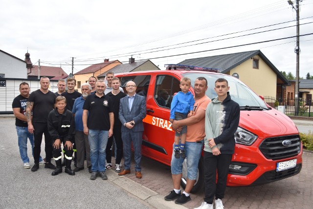 Strażacy z OSP w Gorzędowie mogą pochwalić się nowym samochodem
