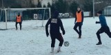 Starzy pokonali Młodych w noworocznym meczu piłki nożnej na stadionie Strzelca Chroberz. To lokalna tradycja od 2016 roku. Zobacz zdjęcia