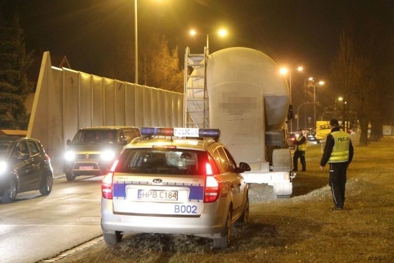Duże korki na Kochanowskiego. Bo ciężarówce zabrakło paliwa? (ZDJĘCIA)
