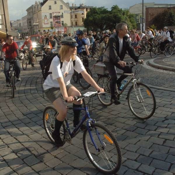 Masa krytyczna w Opolu - jej uczestnicy chcą zwrócić uwagę innych użytkowników dróg na rowerzystów.