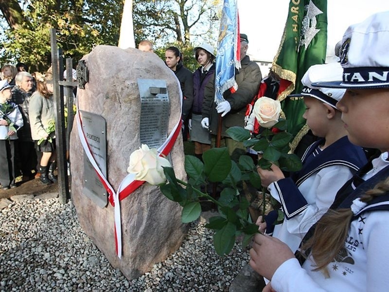 Przed kościolem w Gardnie Wielkiej stanąl kamienny obelisk,...