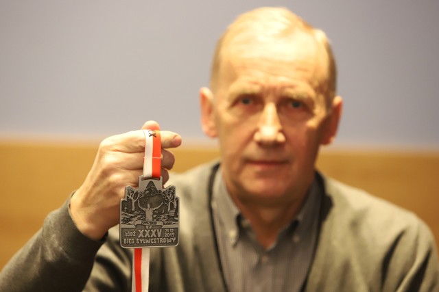 Gabriel Kabza prezentuje pamiątkowy medal dla wszystkich, którzy ukończą bieg