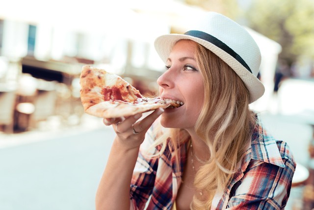 Polacy coraz mniej czasu spędzają w pizzeriach i fast foodach, a szybkie jedzenie wygrywa z pizzeriami.