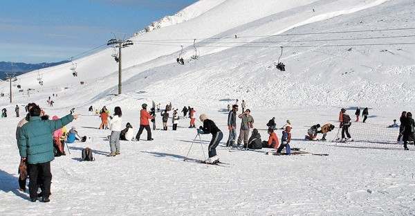 Jazda na nartach staje się coraz bardziej popularną formą aktywności fizycznej. 