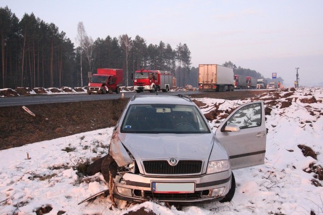 Rozbita skoda zatrzymała się na poboczu