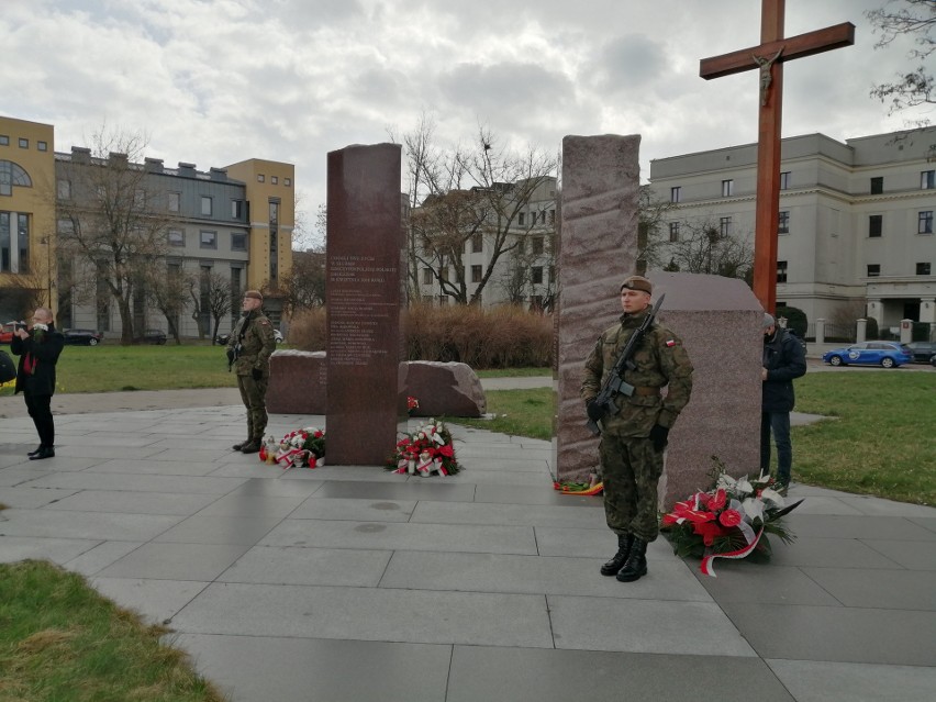 Władze Łodzi i województwa uczciły 12. rocznicę katastrofy prezydenckiego samolotu Tu-154