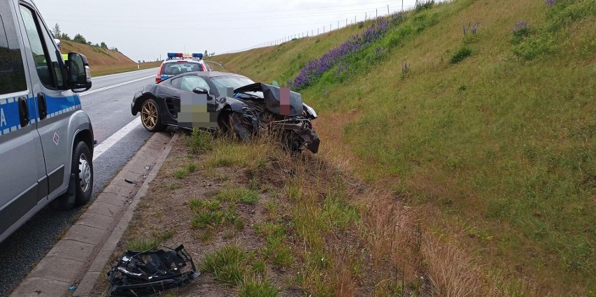 Porsche dachowało na obwodnicy Słupska. Kierowca dostał 1500...