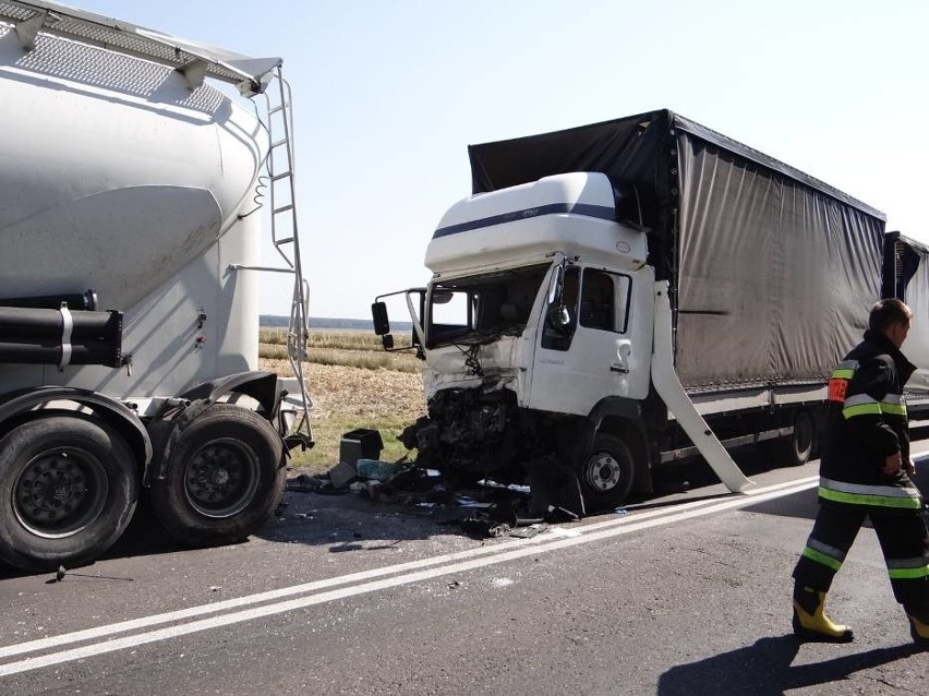 Wypadek pod Wieluniem. Zderzenie dwóch ciężarówek. Jedna osoba ciężko ranna [ZDJĘCIA]