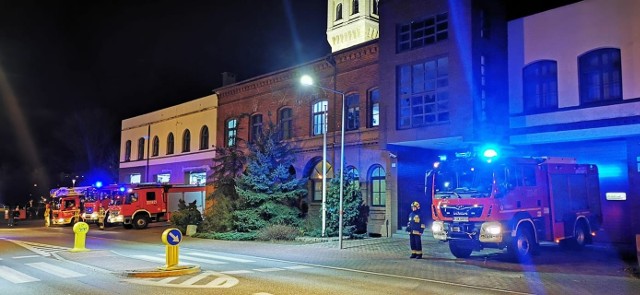 Duże komendy i małe, lokalne remizy. Setki strażaków oddały hołd Ewelinie i Janowi, druhom z OSP Czernikowo, którzy jechali do pożaru. Ich wóz zderzył się z tirem. Dwoje strażaków ochotników zginęło na miejscu. Wieczorem w siedzibach straży pożarnych w całym kraju rozległ się dźwięk syren. Również w Lubuskiem.Publikujemy tylko część zdjęć, które udało nam się znaleźć w mediach społecznościowych. Lubuskich remiz i komend, które oddały hołd tragicznie zmarłym strażakom, było z pewnością więcej. Przypomnijmy, pan Jan, długoletni pracownik gminy i strażak-ochotnik oraz 29-letnia pani Ewelina także w służbie OSP zginęli w czwartek o poranku w tragicznym wypadku w Czernikowie. Trzech ich kolegów zostało rannych. Jechali gasić pożar i zderzyli się z ciężarówką. Wideo: Zderzenie tira z wozem straży pożarnej w Czernikowie k. Torunia. Zginęło dwoje strażaków, trzech zostało rannych