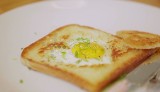 Przepis na idealne śniadanie. Tost zapiekany z jajkiem sadzonym