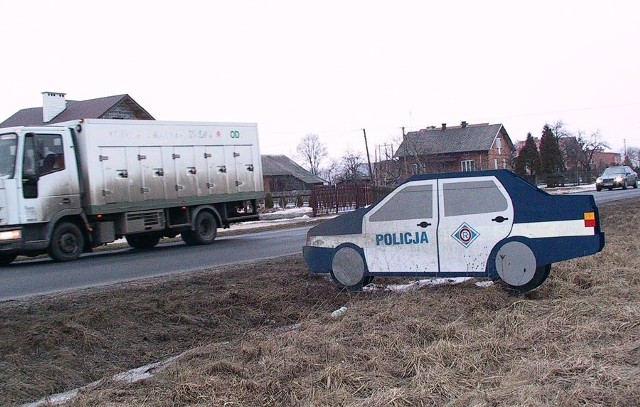 Szybkie samochody do pościgów za drogowymi piratami, nowoczesny sprzęt komputerowy, nowe wzory mundurów, fotoradary. Tak jest teraz w policji. A jak było kilka, kilkanaście lat temu?Oznakowane polonezy i polonezy kombi, stare komputery i makiety radiowozów jako straszaki na kierowców. W Tarnobrzegu kultowym wręcz samochodem nieoznakowanym był biały volkswagen golf ze zwiększoną mocą silnika.ZOBACZ WIĘCEJ NA KOLEJNYCH SLAJDACH>>>