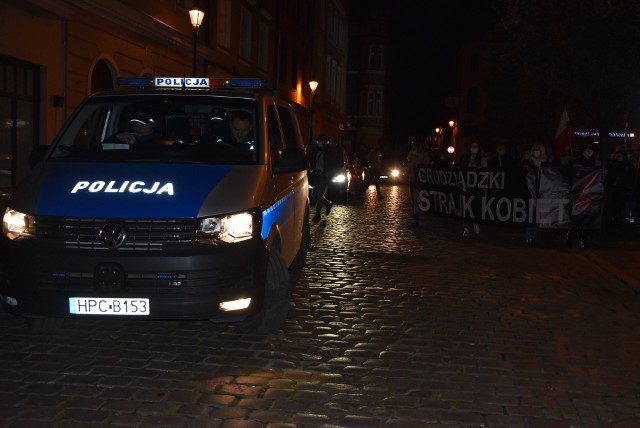 Policja w Grudziądzu ocenia, że na razie podczas protestów kobiet nie odnotowano żadnych poważnych incydentów.