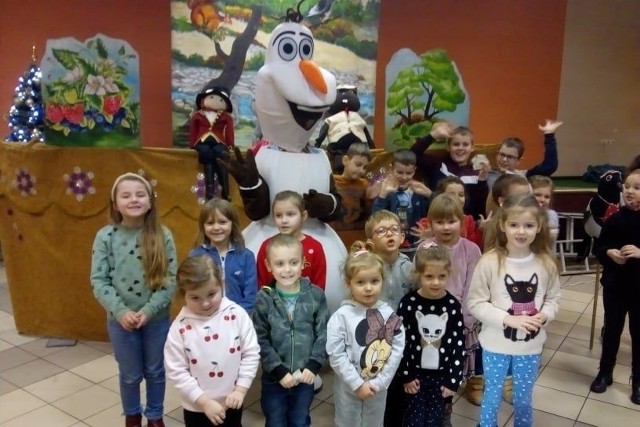 Ferie zimowe z biblioteką w Wodzisławiu. Dzieci zobaczyły spektakl pod tytułem "Kruszynka" Teatru Lalek z Nowego Sącza.
